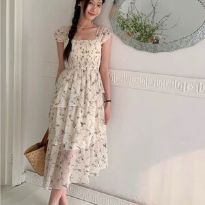 Beautiful cream and white floral midi dress🌸
Wore once , super cute
Size: S